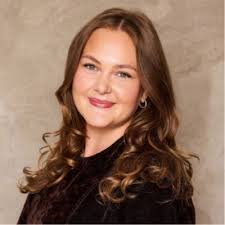 Emma Roberts' Belletrist Productions Strikes First-Look Deal With Blink49  Studios