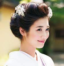 大正時代に令嬢の間で人気を集めた前髪を張りだした庇髪 ひさしがみ を ぐっと小ぶりにアレンジ 縦に流れる優美な藤の引き振袖に合わせて 藤の花をかたどった簪でノーブルな足し算を 色打掛 髪型 アップ 髪型 アップ 色打掛 髪型