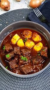 Rindergulasch Klassisch Deftig Und Zart Lydiasfoodblog Rezept Rezepte Gulasch Rezept Einfach Rindergulasch Rezept