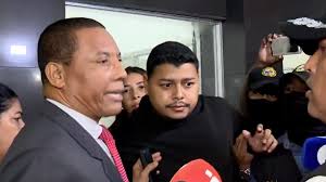 Abraham Rico, hijo del diputado Raúl Pineda, llega a audiencia y la Policía  lo detiene