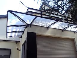 Pensilina dal design pulito e versatile, utile per riparare da pioggia o neve l'ingresso della propria abitazione, una vetrina, un camminamento o per qualsiasi altra situazione. Pensiline Ingresso Milano M B Serramenti