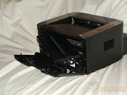 Nach einem blatt leuchtet die rote lampe. My Samsung Ml 2525 Printer Now Has A Steady Red Light And There Is No Sound From The Printer The Onscreen Message Says