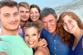 Lorella cuccarini è sposata dal 1991 con silvio capitta, meglio conosciuto come silvio testi, noto produttore discografico e televisivo.la coppia ha quattro figli ecco chi sono: Sara Giovanni Chiara E Giorgio Figli Lorella Cuccarini Eta Carriera