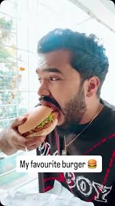 Finally tried aku's for the first time and the experience were really  delightful 📍 @akus_theburgerco Advant Sector 142 Noida Follow  @foodie_aditya for more [ burger , aku's , Noida , patty ,