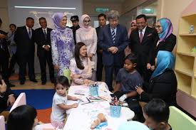 The avisena women and children's hospital has 19 storeys, housing 132 beds, 35 specialist clinics, four surgical rooms and a children's development centre. Zulyusmar Com Malaysian Lifestyle Food Beverages Travel Technology And News Sultan Selangor Launches Avisena New Women S And Children S Specialist Hospital In Shah Alam