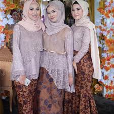 Baju couple ayah ibu dan bayi perempuan, grosir pakaian couple ayah ibu bayi muslim, reseller baju couple keluarga untuk lebaran warna putih, harga kaos couple. Desain Baju Muslim Baju Kebaya Couple Keluarga Modern