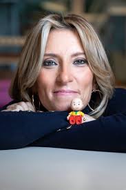 La mujer que ayuda a los niños con cáncer a sobrellevar la quimioterapia  jugando