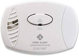 When the nighthawk detects dangerous levels in your home, it will emit a signature beeping pattern so you won't confuse it with any other alarms in your. First Alert Co605 Plug Battery Backup Co Alarm 1 Pack White Combination Smoke Carbon Monoxide Detectors Amazon Com