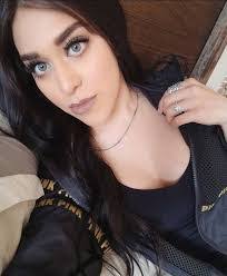 Kelly Gratton's Instagram, Twitter & Facebook