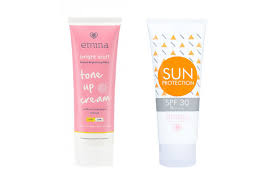 Untuk kemasan, emina sun protection dikemas dalam kemasan tube dengan tutup flip top yang didominasi dengan warna putih dan oranye yang memberikan kesan. Katalog Produk Sunscreen Emina Harga Terbaru Februari 2021