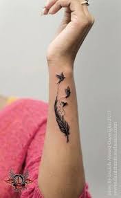 Bei der deutung dieses tattoos sollte man jedoch nicht nur die symbolische zum einen stammen die federn aus dem gefieder der vögel. 130 Feder Tattoos Ideen Federtattoos Feder Tattoo Tattoos