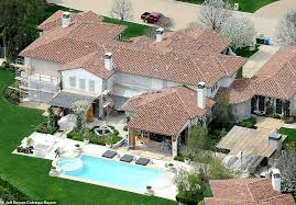 Über 7 millionen englischsprachige bücher. Kardashians Real Estate Aerial Photos Reveal Kim Kourtney Khloe Kylie And Kris La Mansions Daily Mail Online