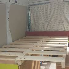 Amenager Son Fourgon 5 Quelques Idees Pour Le Lit Le Van Migrateur En 2020 Lit Peigne Camion Amenager Amenagement Camping Car