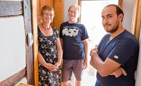 Flüchtlinge/ asylanten sind dir wichtiger als zigeuner alias roma und sinti, an die der vermieter auch nicht abgeben will: Haufige Fragen Gastfamilien Fur Volljahrige Fluchtlinge Hilfeportal Diakonie Deutschland