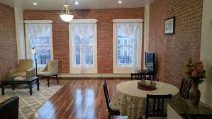 Nonostante le opzioni relative agli alloggi da affittare nella grande mela siano tantissime, il saper già dove cercare può rendere il processo di ricerca una esperienza molto meno stressante. Appartamenti New York Airbnb Homeaway O Booking Guida Alla Scelta Per L Affitto