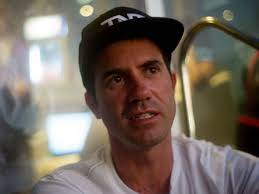 Paixão por altura: Bob Burnquist pilota helicóptero e arrisca acrobacias em  avião