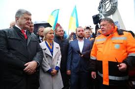 У народного депутата и бывшего председателя харьковской облгосадминистрации юлии светличной умерла мать. Petr Poroshenko I Yuliya Svetlichnaya Osmotreli Remontnye Raboty Provedennye Na Doroge Harkov Ahtyrka