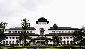 Ini kita lagi di gedung putih, hari ini tanggal 23 mei sebelum lamaran, kata rizky billar. Gedung Sate Ikonik Kota Bandung Yang Bersejarah
