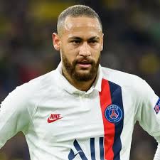 Он играет на позиции левый вингер. Neymar