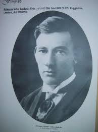 Min farfar Johannes Lindqvist, ( 1905-1951). Gick bort i sviterna av TBC  redan som 45 åring och lämnade farmor Mildred med 4 barn ute på Kuggholma,  yngsta bara 7 år. Gissar att