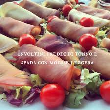 Scolate le foglie e fatele asciugare su un canovaccio da cucina; Involtini Freddi Di Tonno E Spada Con Mousse Leggera Cannella E Confetti
