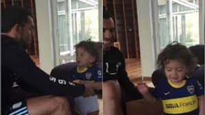 Carlos tevez makes his way through the arrivals hall at shanghai pudong international airport. El Video Del Hijo De Carlos Tevez Que Da La Vuelta El Mundo Superdeportivo Com Ar