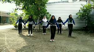 Jadi pengertian senam jika digabungkan dari kedua pengerrtian di atas adalah gerakan badan atau yang sering di sebut sebagai olahraga yang menggabungkan antara. Senam Irama Ritmik Pengertian Gerakan Manfaat Sejarah Alat