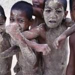 Children of Enewetak at the dock. Photo Robyn McIntyre • Marshall Islands  Guide
