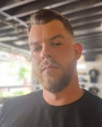 Ethan Summers's Instagram, Twitter & Facebook