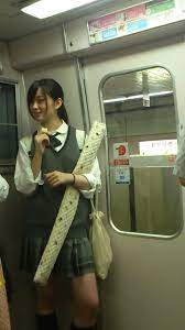 大阪の電車内で盗撮されて逆さ撮りでパンツ晒されてるこのJKが可愛いすぎるｗｗｗ – みんくちゃんねる