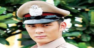 เคลลี่ ธนะพัฒน์ รับบท หาญ พันธุ์สิงห์ ชายชรา อายุ 70 ปี อดีตนายตำรวจจอมขมังเวทย์ที่ถูกใส่ร้าย จนต้องกลายเป็นเสือ สุดท้าย. à¹€à¸ª à¸­à¸ª à¸‡à¸Ÿ à¸²