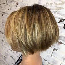 Coupe de cheveux court femme mûre de plus de 50 ans. 60 Coupes De Cheveux Courtes Et Coiffures Chics Pour Les Cheveux Epais