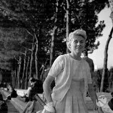 Compie 82 anni lea pericoli, ex tennista, conduttrice televisiva, giornalista e scrittrice italiana che negli anni '50 ha saputo conquistare 27 titoli. Lea Pericoli Sugli Spalti Dei Campi Del Foro Italico Archivio Storico Istituto Luce