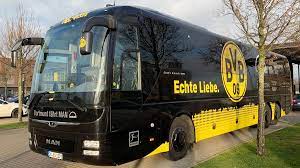 Hundert polizisten kehren an den tatort zurück. Bvb Anreise Mit Tucken Mannschaftsbus Rutscht In Freiburger Bachle Sportbuzzer De