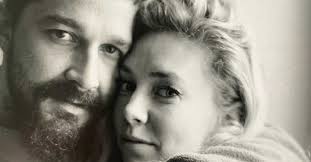 Watching pieces of a woman, it's obvious director mundruczó and screenwriter wéber — partners in real life who share a film by credit here — know the answer to that first question all too well (the press notes indicate a personal loss of some kind, but remain understandably vague about the details). Shia Labeouf Dan Vanessa Kirby Bintangi Di Film Pieces Of A Woman