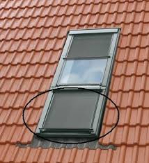 Wer sich effektiv vor hitze schützen will, muss die sonnenstrahlen stoppen, bevor sie die fensterscheibe erreichen. Velux Hitzeschutz Markise Mad P04 Dachmax Dachfenster Shop Velux Fakro Roto Kunststoff Holz Weiss Lackiert Ggu Ggl Gpu Gpl Gdl Cabrio