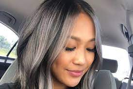 Passez à la coloration à domicile! Coloration Voici Le Balayage Qui Sublime Les Cheveux Blancs Le Balayaged Greys A Du