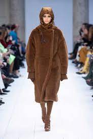 Anni 40, silhouette e orlo al ginocchio Moda Autunno Inverno 2020 2021 Le Tendenze Che Continueremo A Vedere La Moda Donna Autunno Inverno