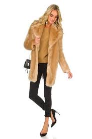 Kleding Kiezen Bij Een Figuur Met Brede Schouders Mode Brede Schouders Kleding