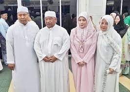 The following image below is a display of images that come from various sources. Pahang Media Dua Pekerja Yam Tengku Muda Peluk Islam Facebook