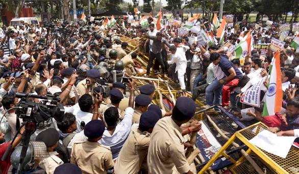Bihar: Police use water cannons as students march to gherao CM... | Daily  Pioneer