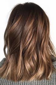 Pourtant, un balayage sur cheveux châtains permet de nous donner un look de fin d'été toute l'année et permet de redynamiser une couleur un peu éteinte. Tendance Beaute Le Balayage Miel