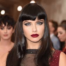 Jul 08, 2021 · sui capelli lunghi, ad esempio, una frangetta micro porta subito alla mente l'immagine di un palcoscenico, chitarre elettriche e un sound punk rock. Frangia Corta Capelli Lunghi 20 Ispirazioni Vogue Italia