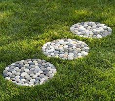 Amenajare spatiu verde cu gazon. Idei Practice De Alei Din Pietre O Alternativa Ieftina Pentru Amenajarea Curtii Diy Garden Landscaping Diy Garden Decor Garden Stepping Stones