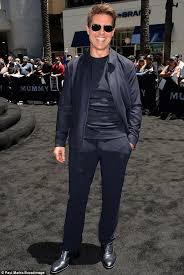 This attire of his goes well with the character of barry seal, who is a family man and flies commercial jets. Tom Cruise Promotes The Mummy In Hollywood Daily Mail Online