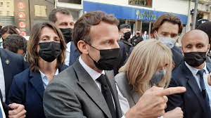 Emmanuel macron giflé lors d'un déplacement, 2 personnes interpellées. 0 Tkznoas4caom