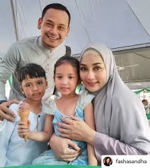 Antara artis yg x kecoh peniaga spam ig die. Sambut Ulang Tahun Ke 32 Aidil Aziz Terima Ucapan Istimewa Daripada Fasha Sandha Kini Media