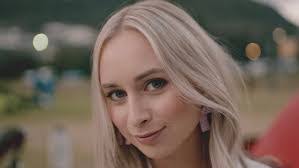 Melanie Dyer's Instagram, Twitter & Facebook