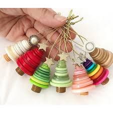 Ornements Darbre De Noel Bouton Colore Decorations De Noel Xmas Crafts Christmas Crafts Christmas Tree Ornaments