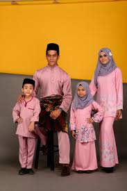 Baju kurung merupakan baju atasan dari baju adat untuk wanita betawi. 5 Warna Ini Paling In Untuk Tampil Sedondon Di Hari Raya Keluarga
